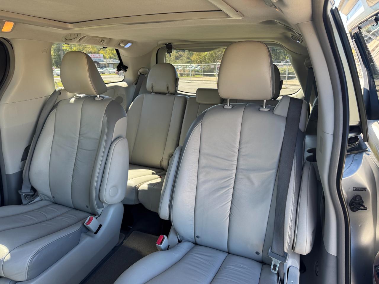 Toyota Sienna Limited FWD 7-Passsenger V6 2012