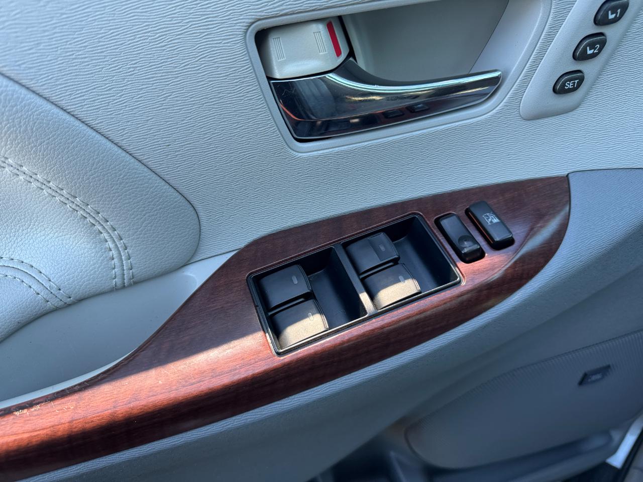 Toyota Sienna Limited FWD 7-Passsenger V6 2012