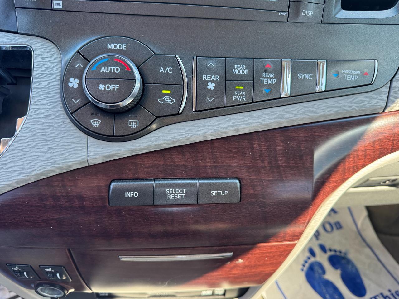 Toyota Sienna Limited FWD 7-Passsenger V6 2012