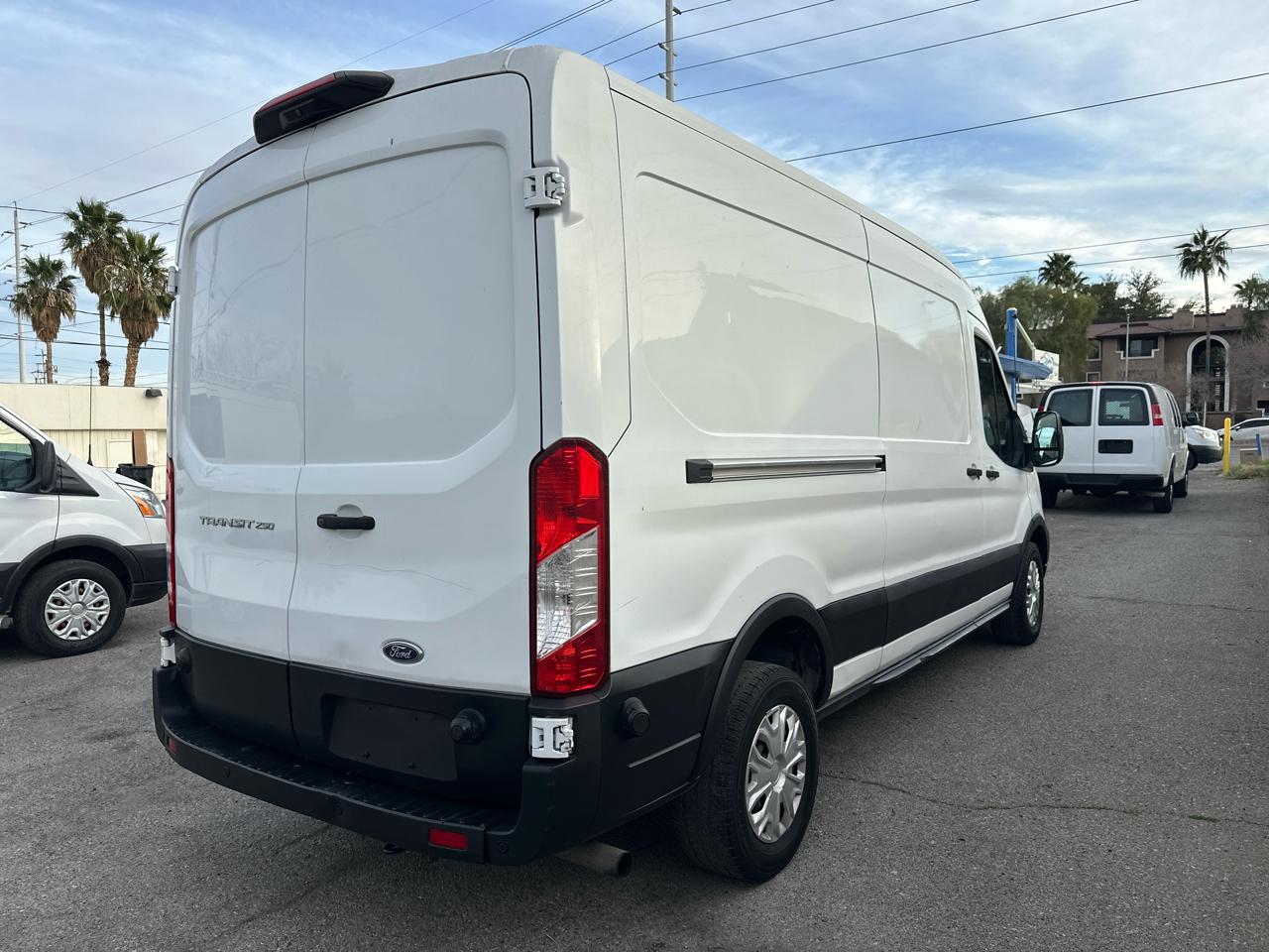 Ford Transit 250 Van Med. Roof w/Sliding Pass. 130-in. WB 2020