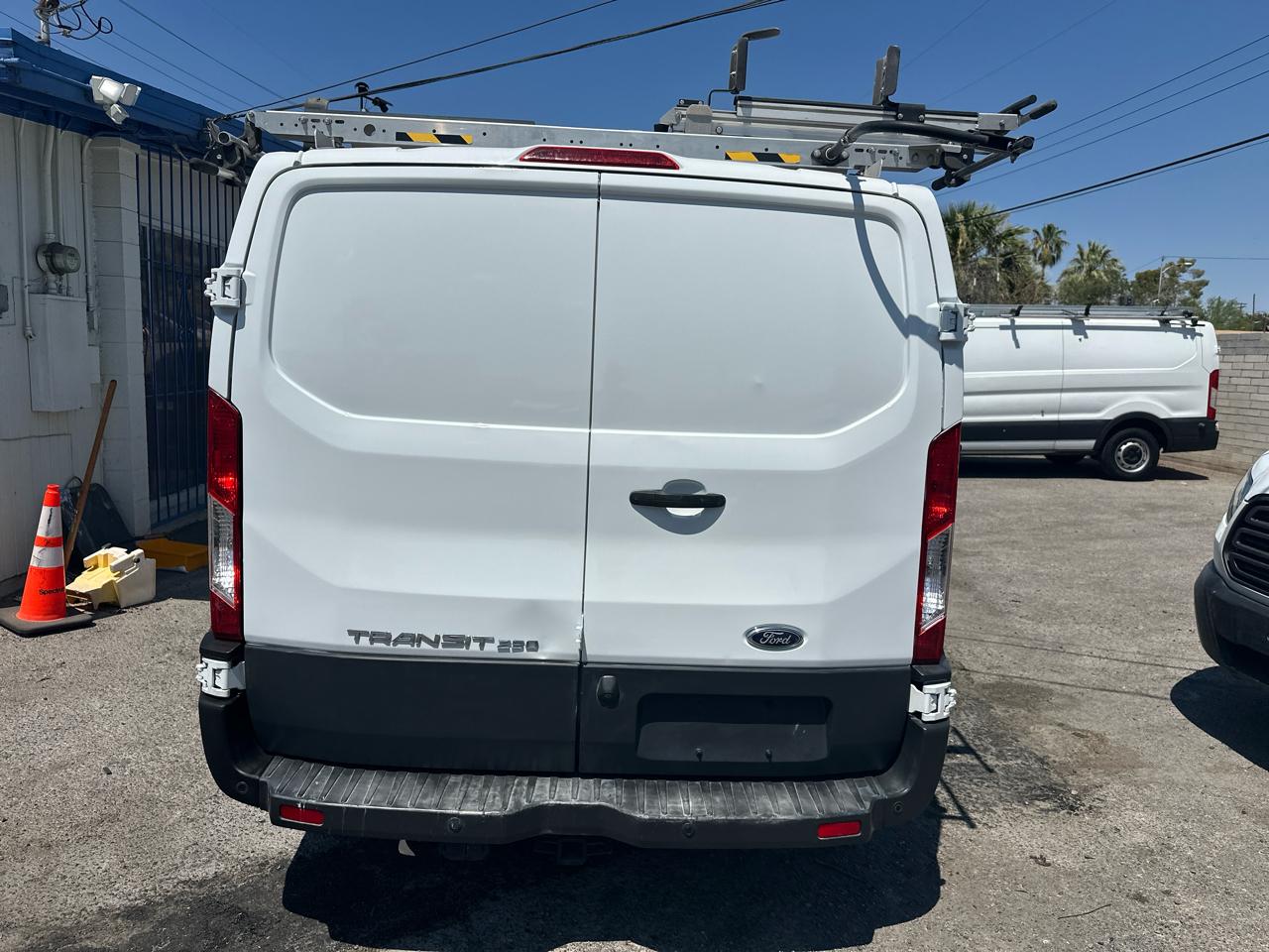 Ford Transit 250 Van Low Roof w/Sliding Pass. 130-in. WB 2017