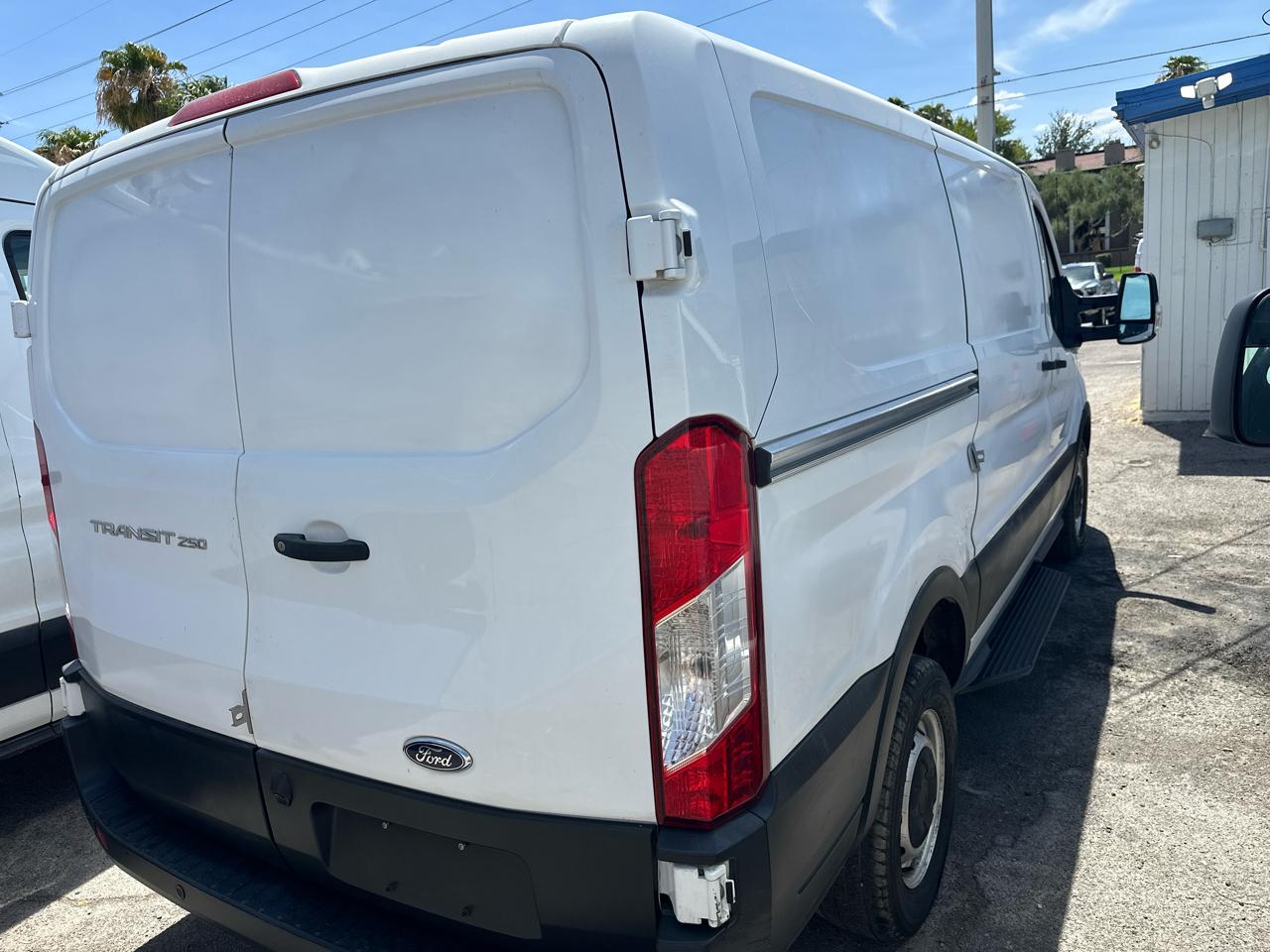 Ford Transit 250 Van Low Roof w/Sliding Pass. 130-in. WB 2021