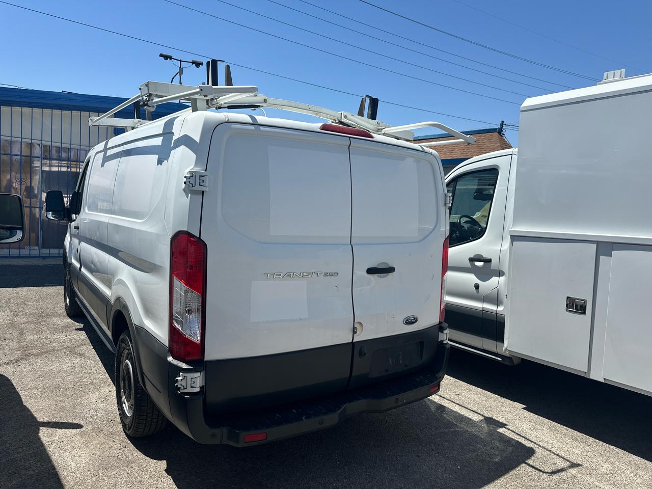 Ford Transit 250 Van Low Roof w/Sliding Pass. 130-in. WB 2017