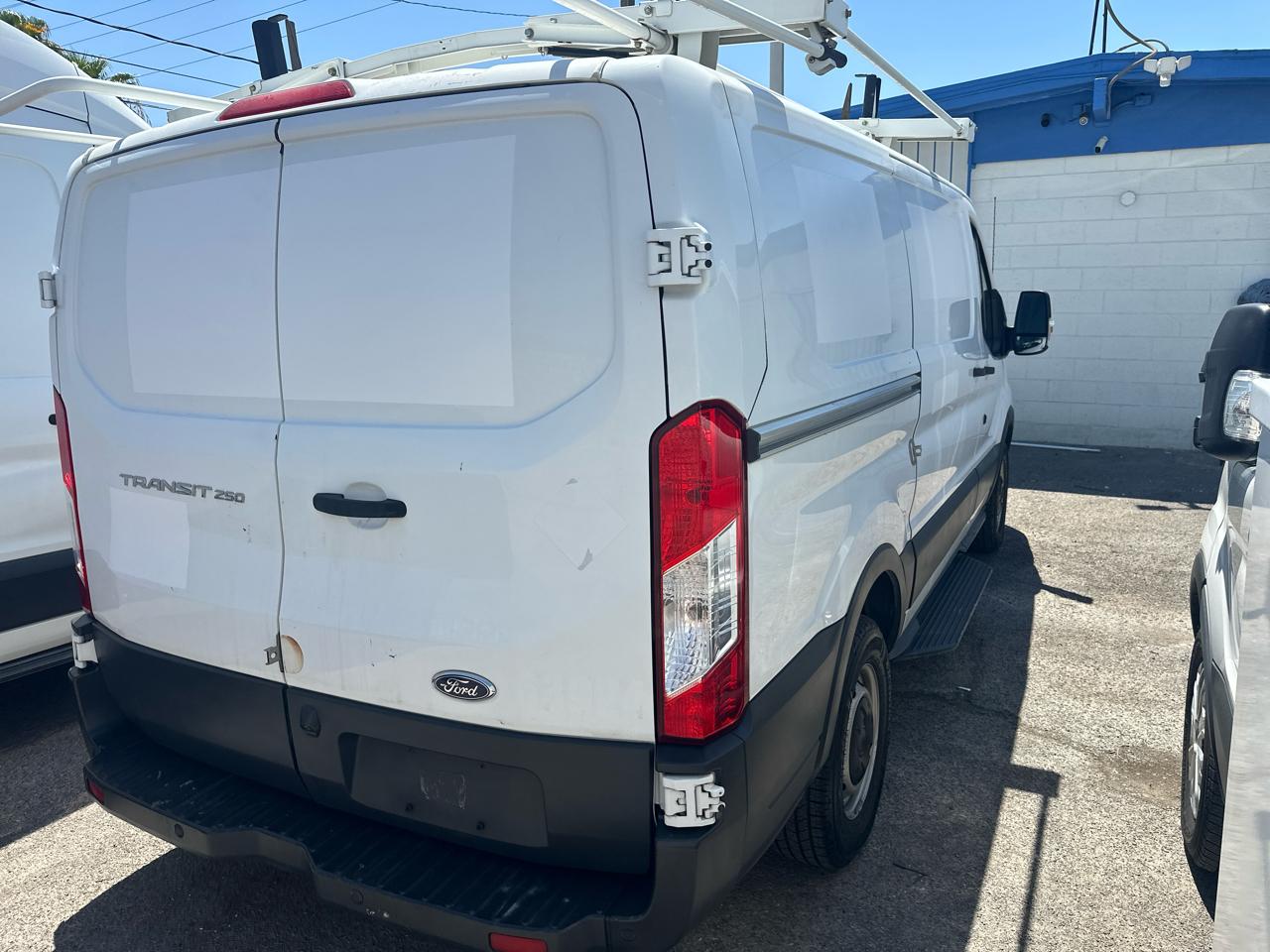 Ford Transit 250 Van Low Roof w/Sliding Pass. 130-in. WB 2017