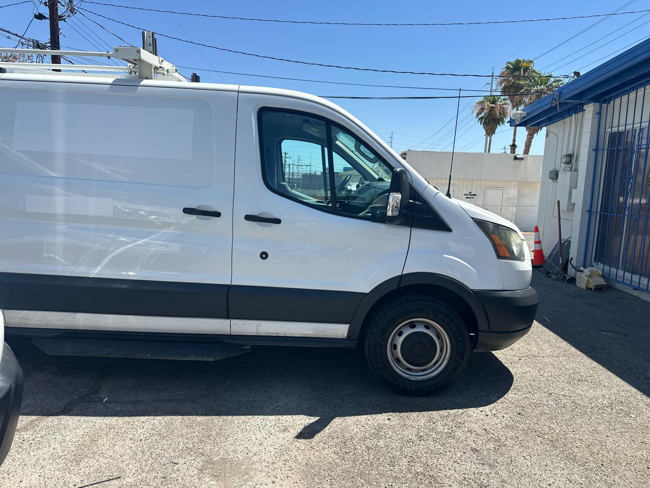 Ford Transit 250 Van Low Roof w/Sliding Pass. 130-in. WB 2017