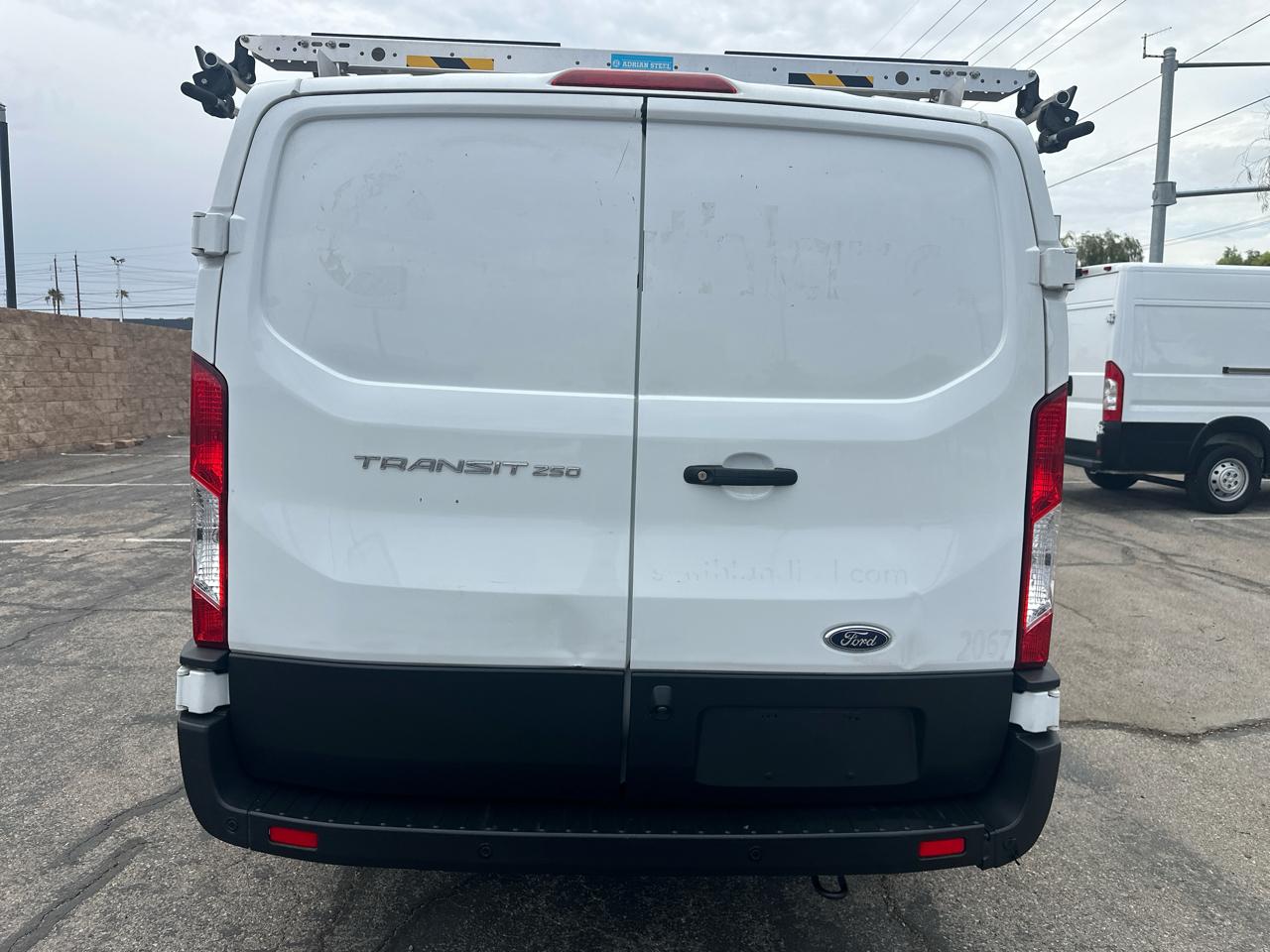 Ford Transit 250 Van Low Roof w/Sliding Pass. 130-in. WB 2020
