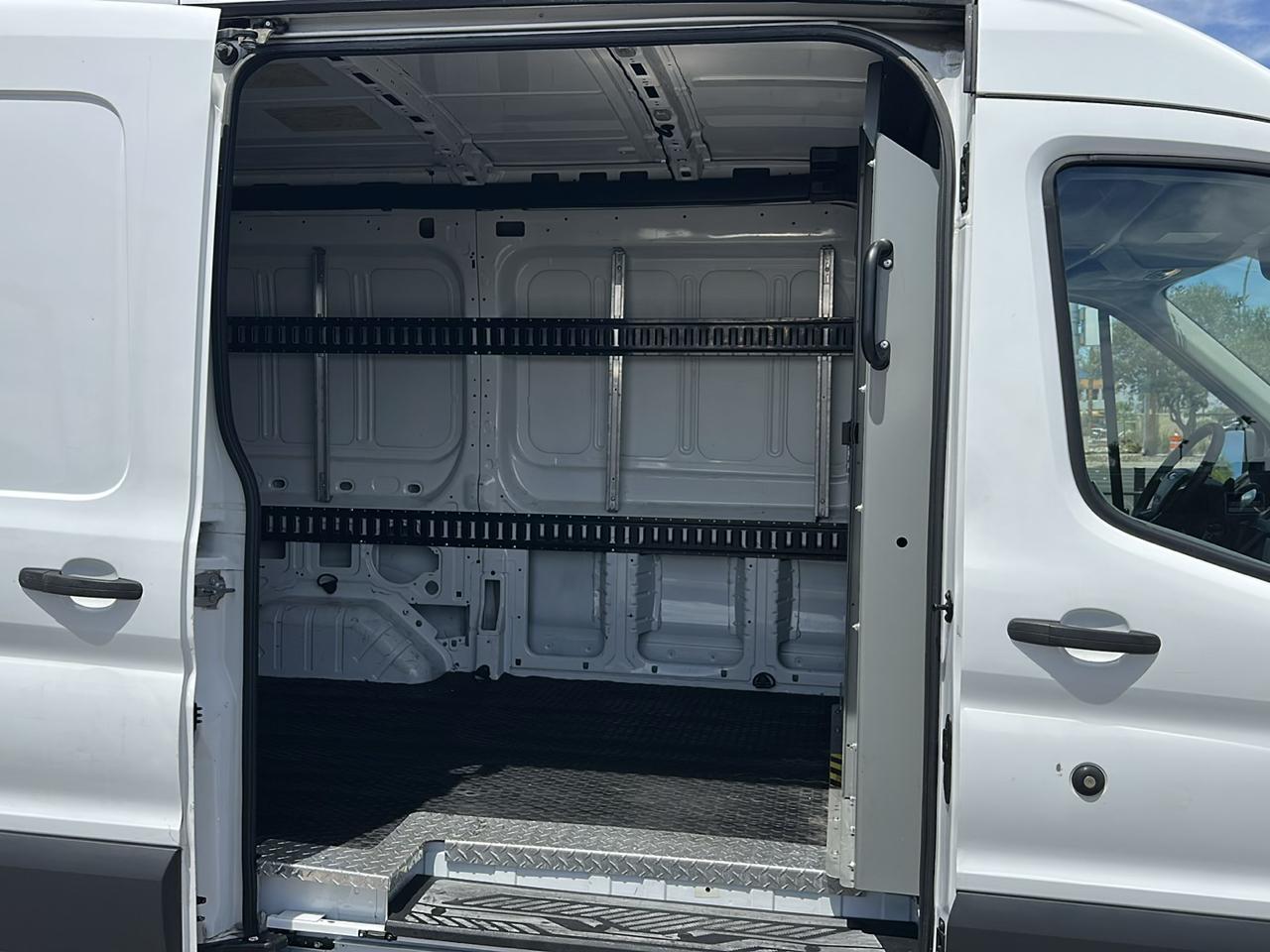 Ford Transit 150 Van Med. Roof w/Sliding Pass. 130-in. WB 2016