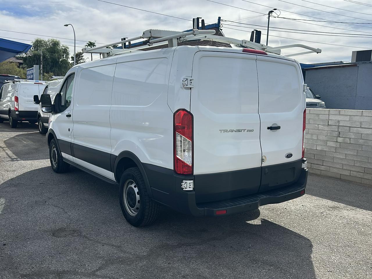 Ford Transit 250 Van Low Roof w/Sliding Pass. 130-in. WB 2017