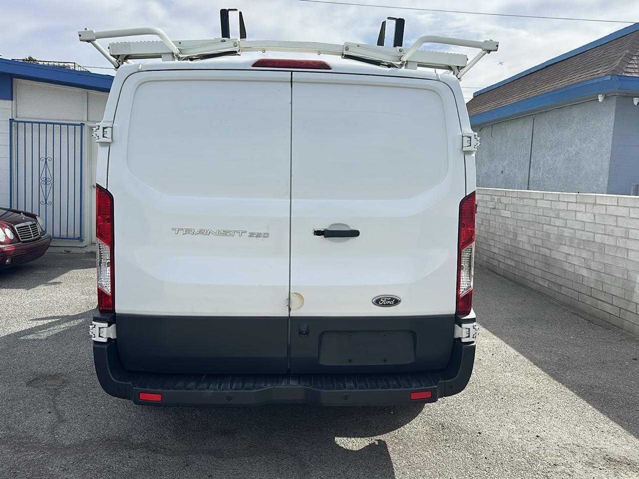 Ford Transit 250 Van Low Roof w/Sliding Pass. 130-in. WB 2017