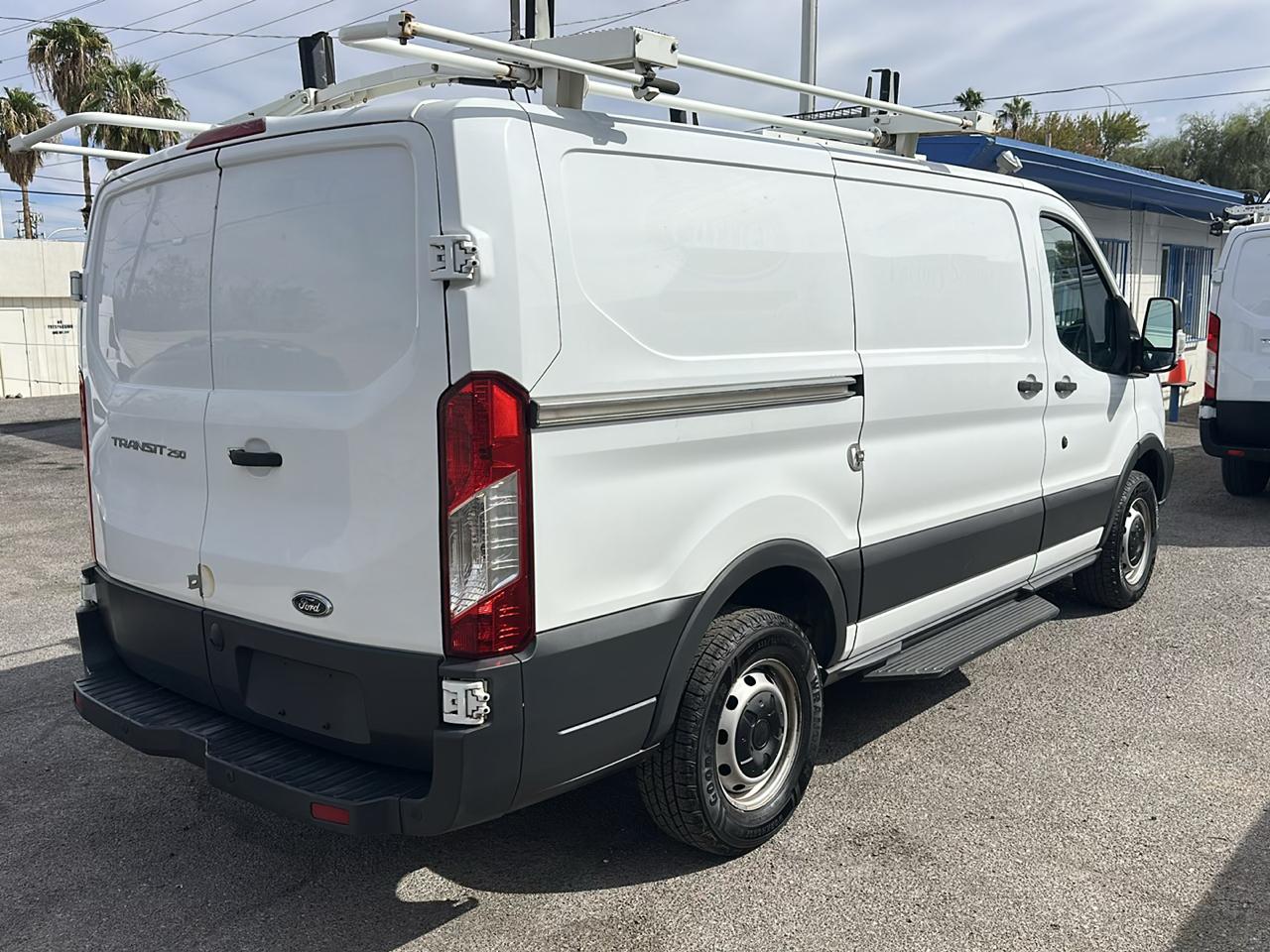 Ford Transit 250 Van Low Roof w/Sliding Pass. 130-in. WB 2017