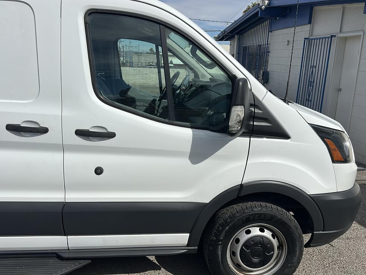 Ford Transit 250 Van Low Roof w/Sliding Pass. 130-in. WB 2017