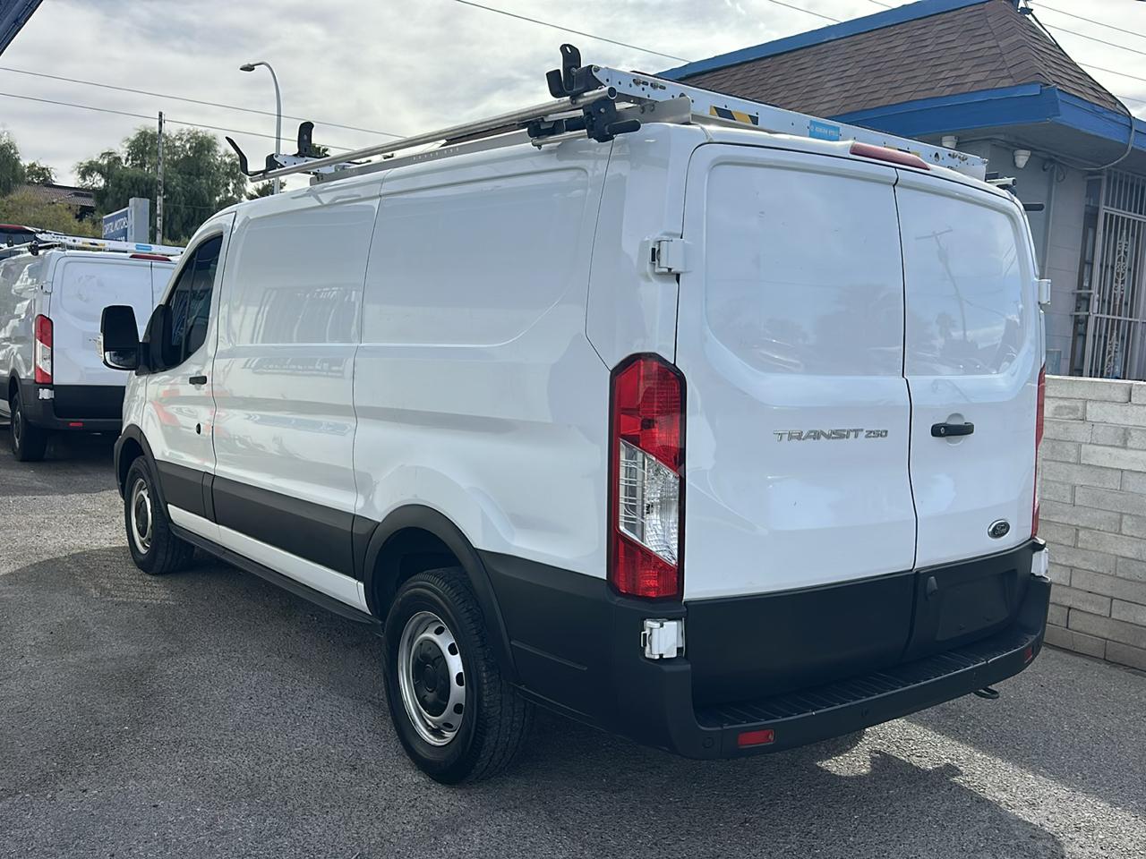 Ford Transit 250 Van Low Roof w/Sliding Pass. 130-in. WB 2020