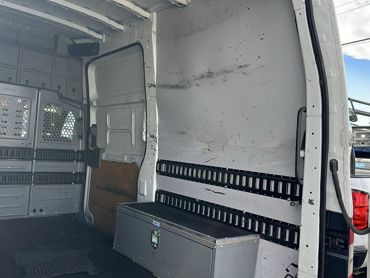 Nissan NV Cargo 2500 HD S V6 High Roof 2016