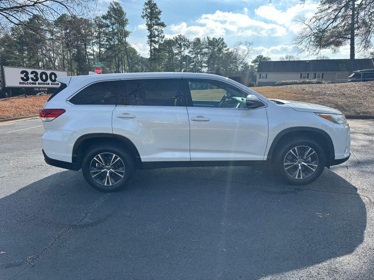 Toyota Highlander LE Plus FWD V6 2019