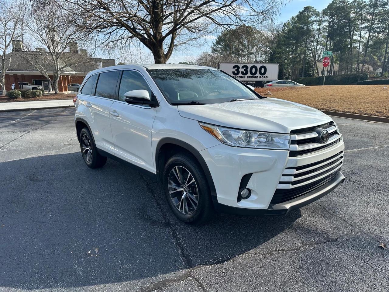 Toyota Highlander LE Plus FWD V6 2019