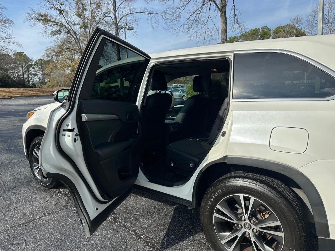 Toyota Highlander LE Plus FWD V6 2019