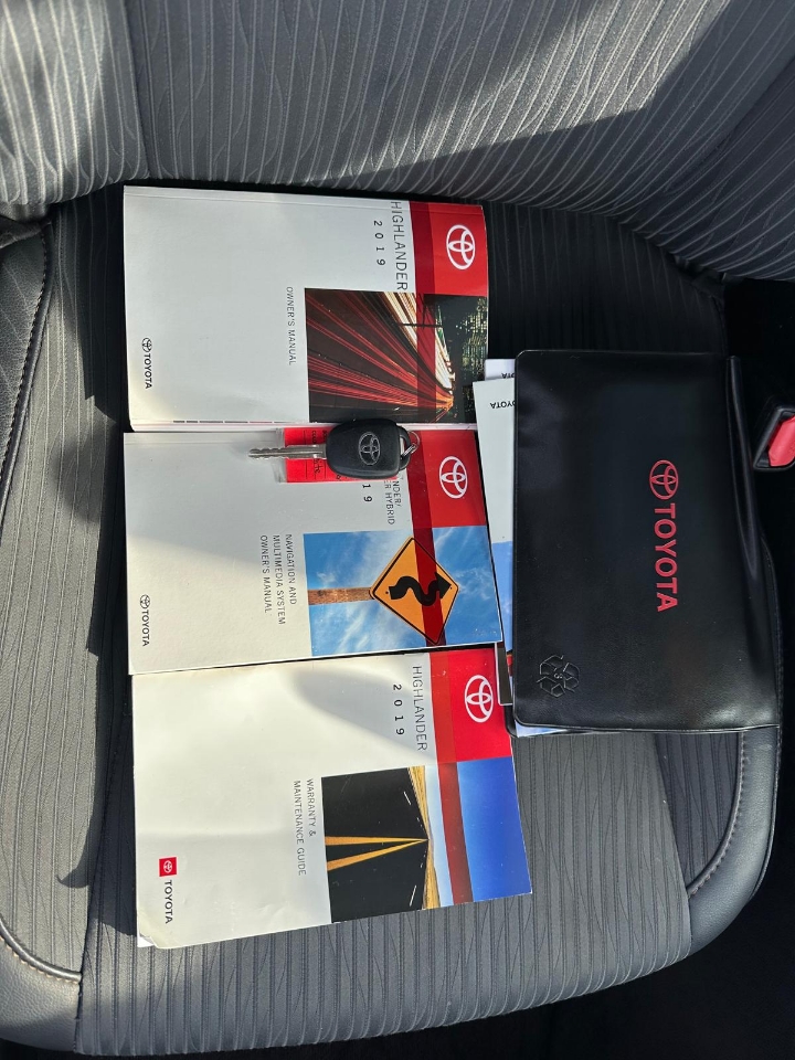 Toyota Highlander LE Plus FWD V6 2019