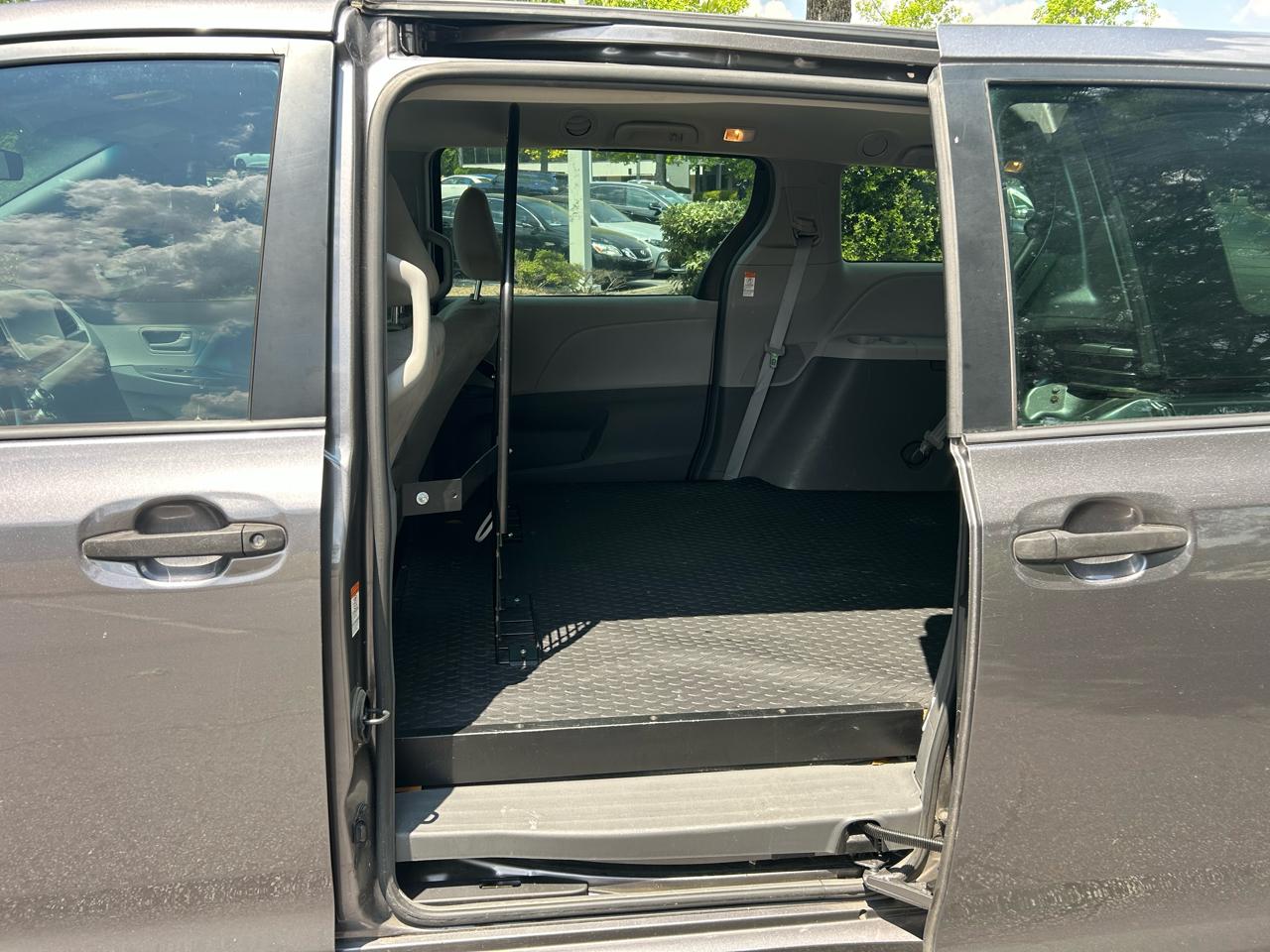 Toyota Sienna L FWD 7-Passenger (Natl) 2017