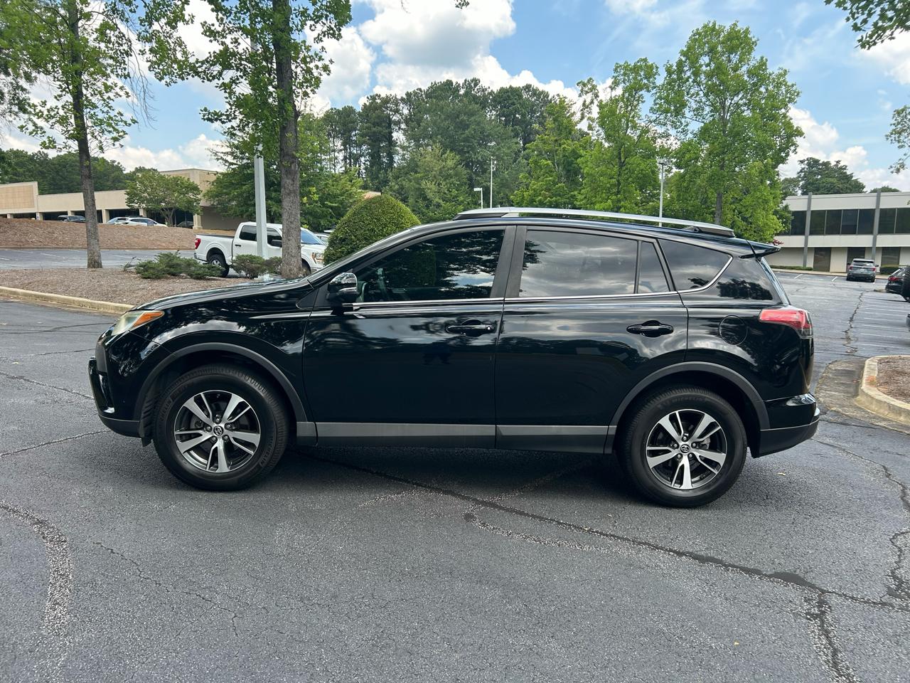 Toyota RAV4 XLE FWD (Natl) 2017