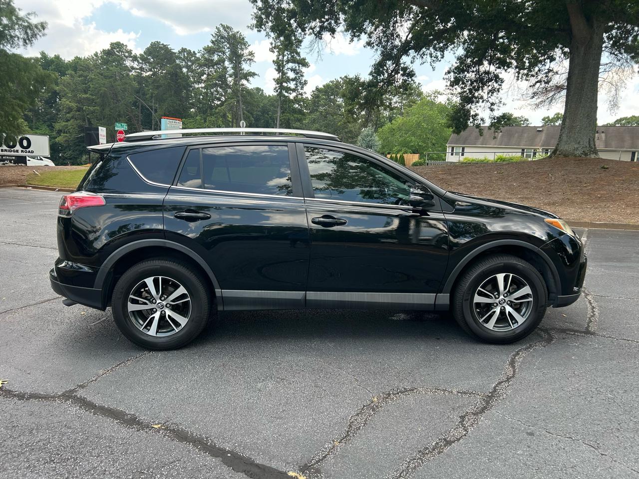 Toyota RAV4 XLE FWD (Natl) 2017