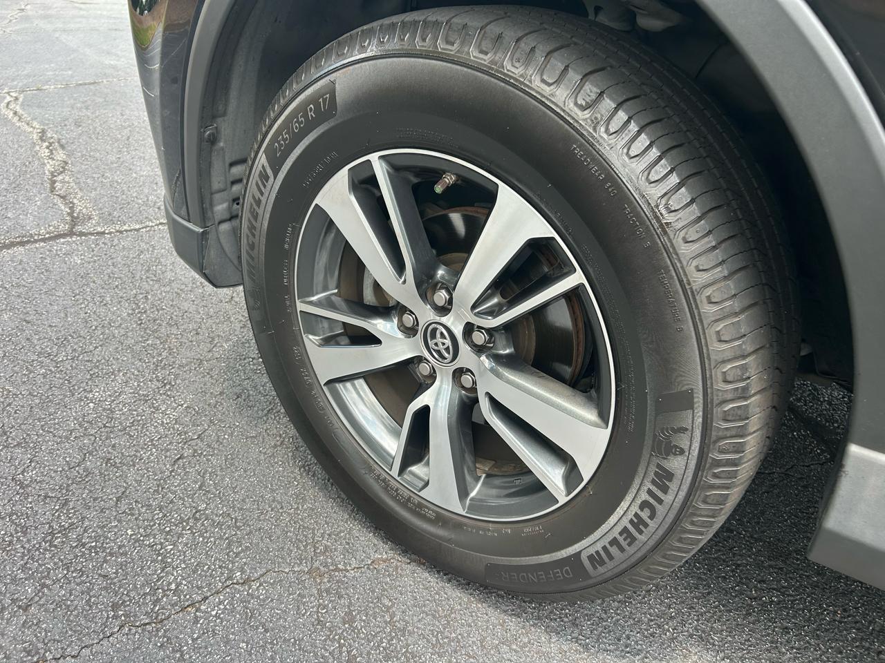Toyota RAV4 XLE FWD (Natl) 2017