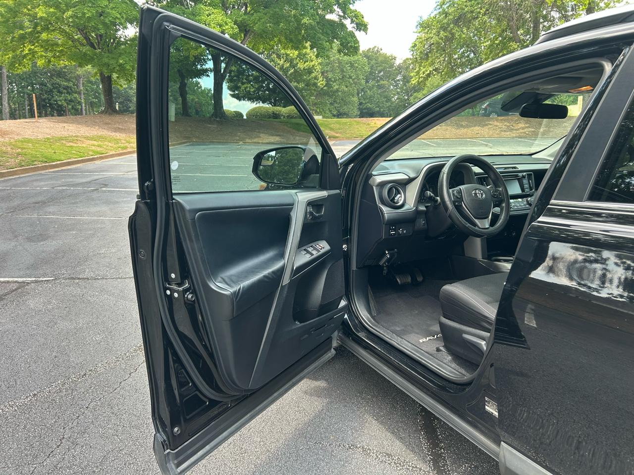 Toyota RAV4 XLE FWD (Natl) 2017