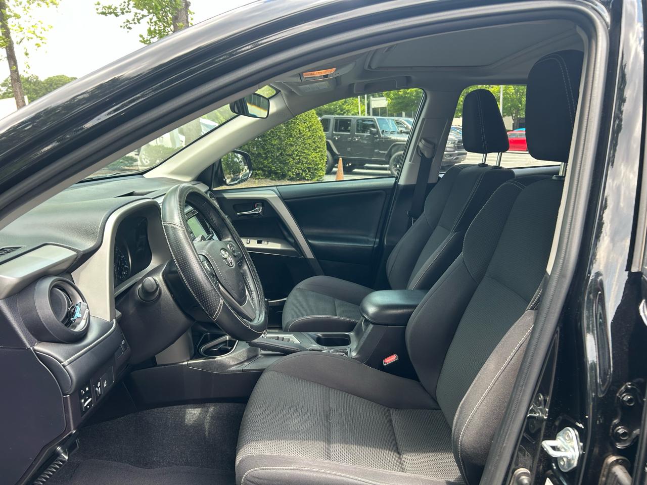 Toyota RAV4 XLE FWD (Natl) 2017