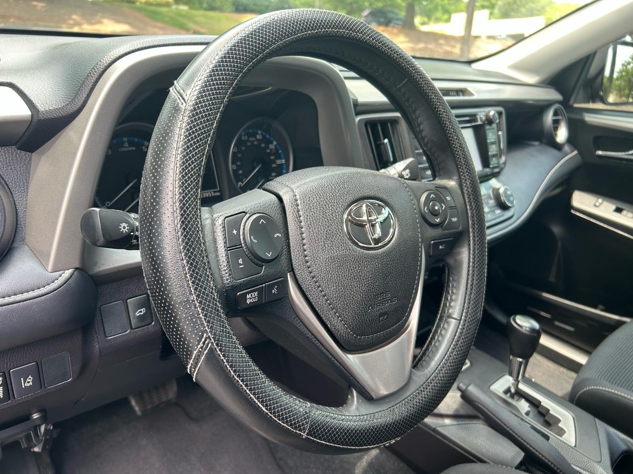 Toyota RAV4 XLE FWD (Natl) 2017