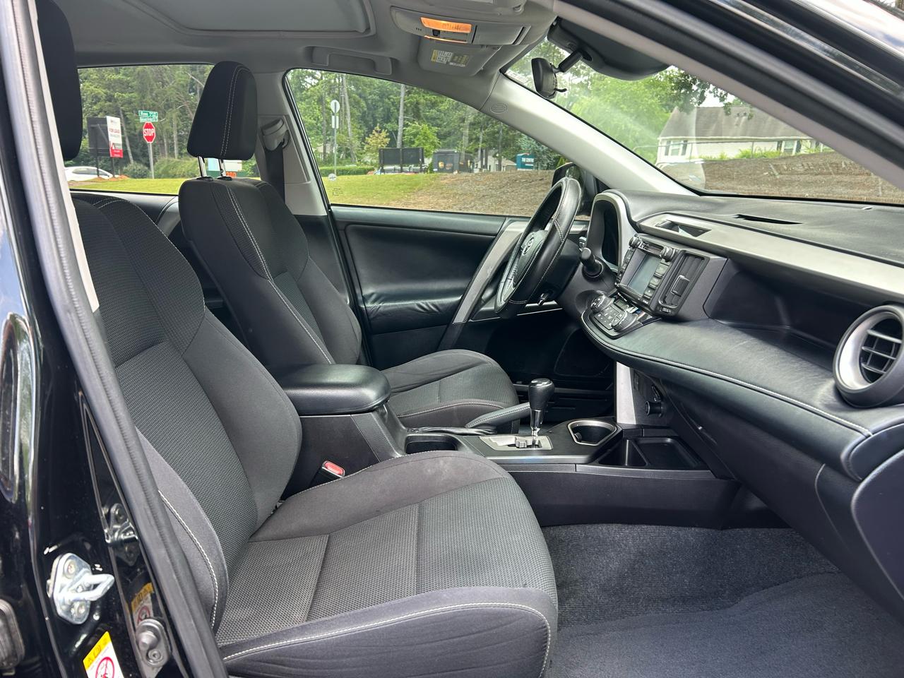 Toyota RAV4 XLE FWD (Natl) 2017