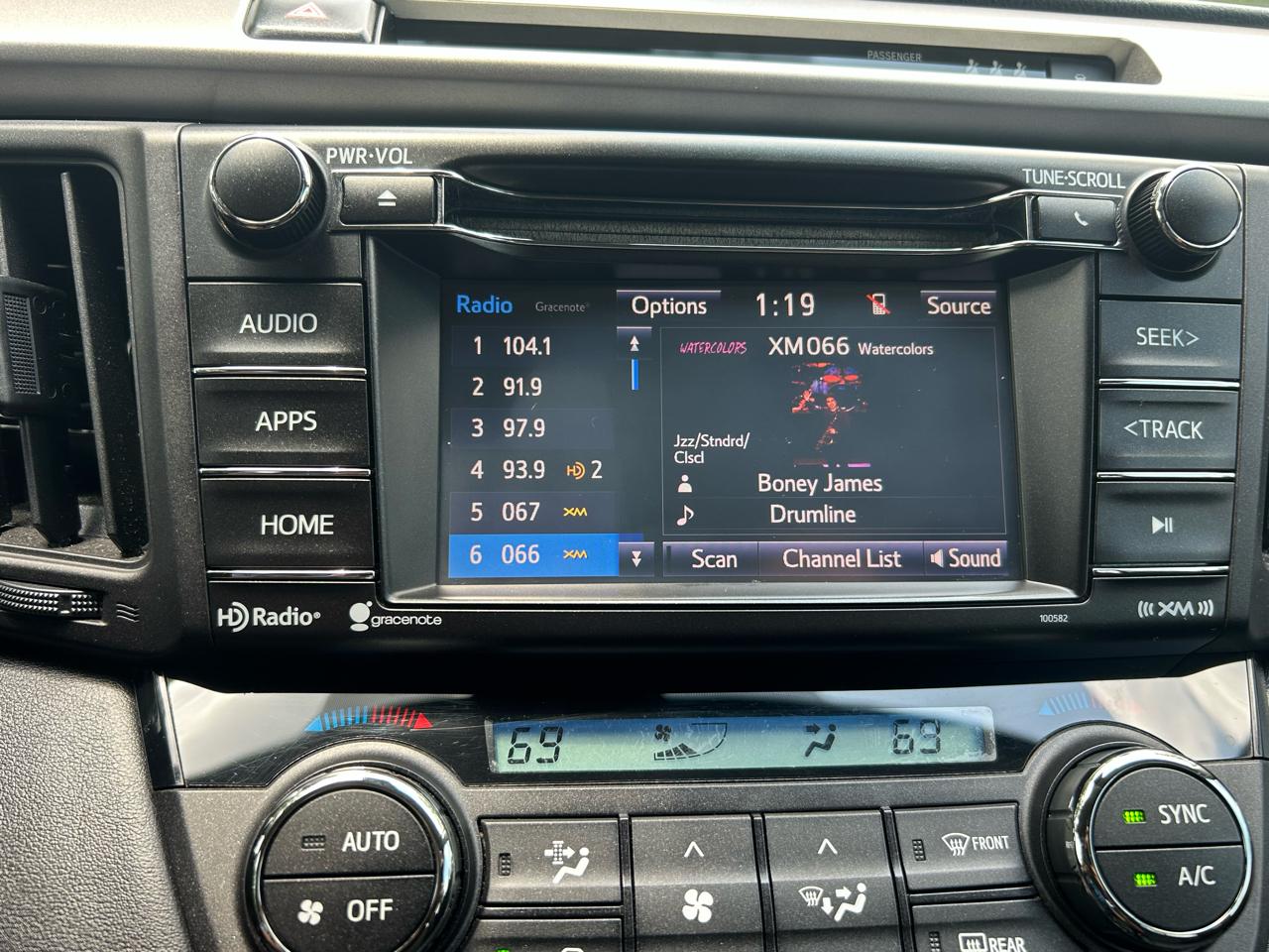 Toyota RAV4 XLE FWD (Natl) 2017