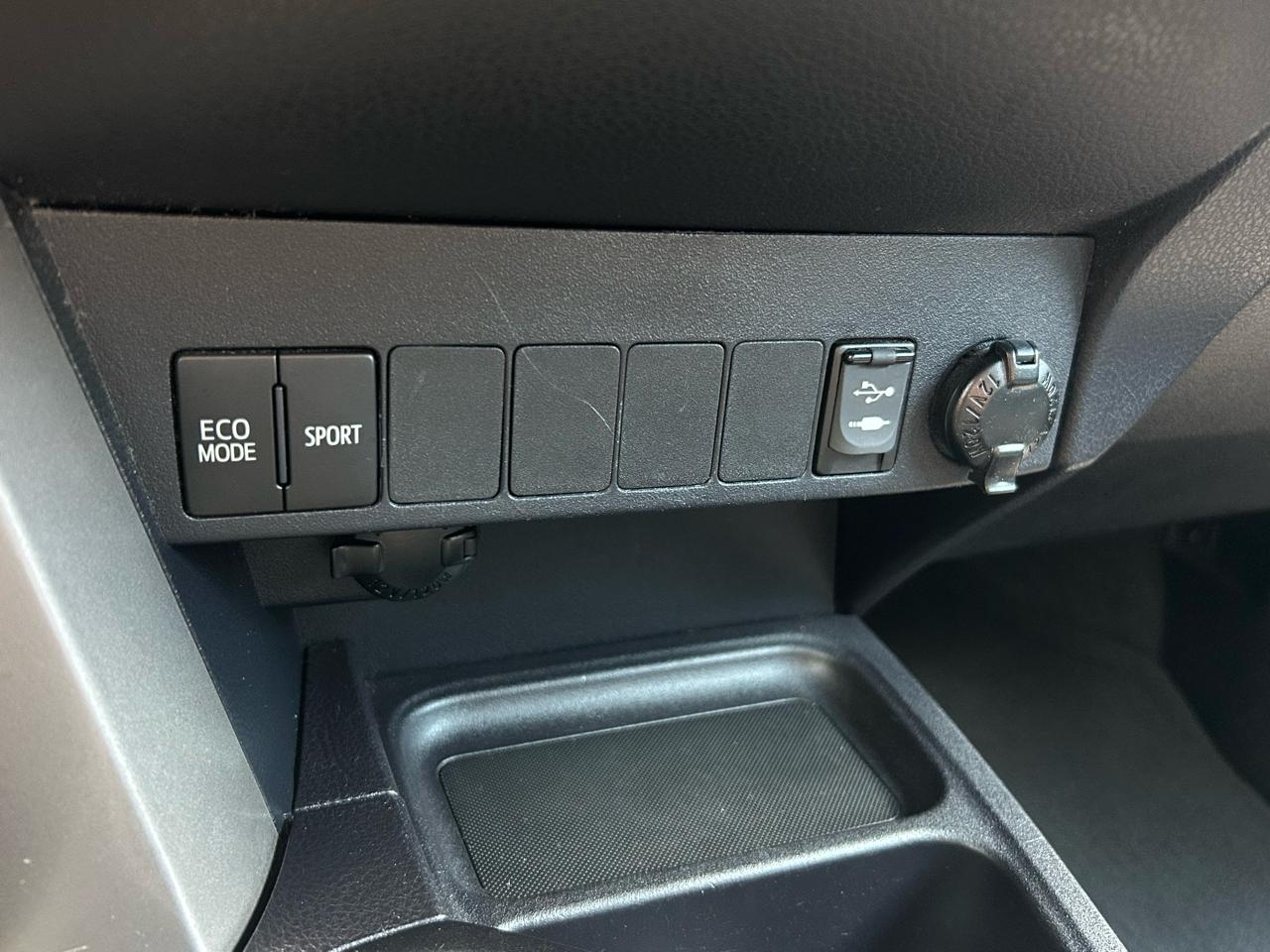 Toyota RAV4 XLE FWD (Natl) 2017