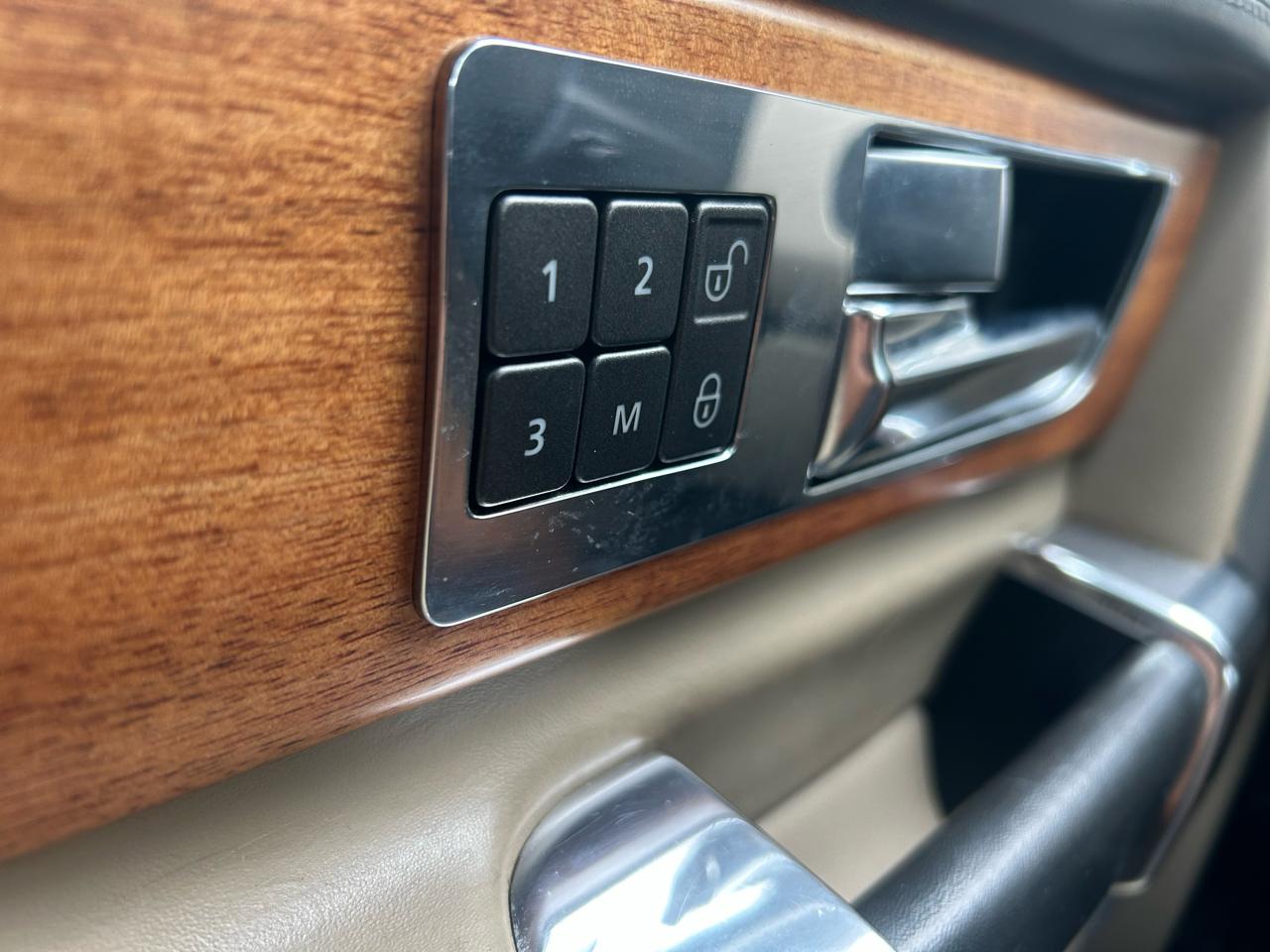 Land Rover LR4 4WD 4dr LUX 2013