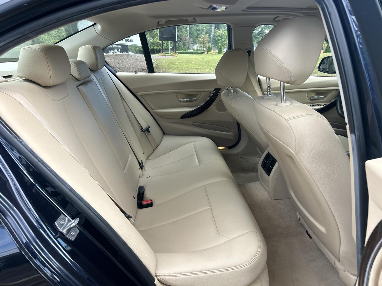 BMW 3 Series 4dr Sdn 320i RWD 2015
