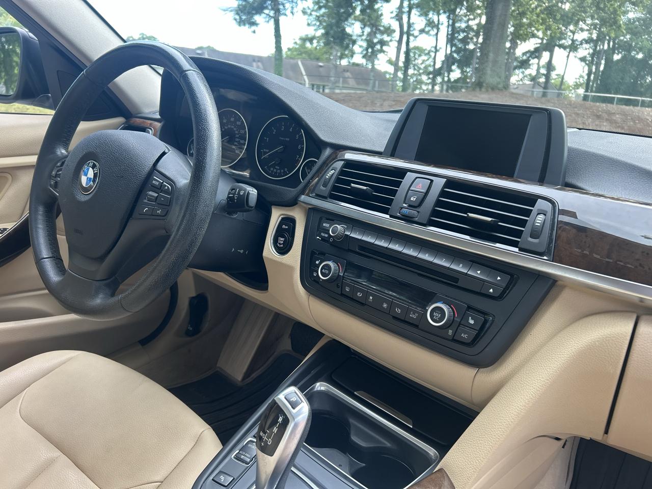 BMW 3 Series 4dr Sdn 320i RWD 2015