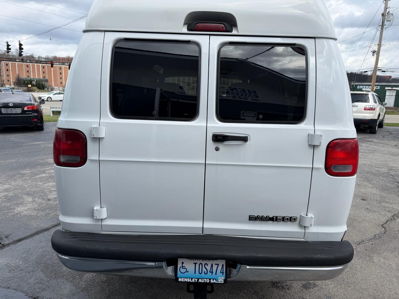 Dodge Ram Van 1500 SWB 2003
