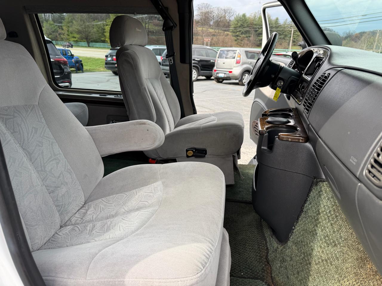 Dodge Ram Van 1500 SWB 2003