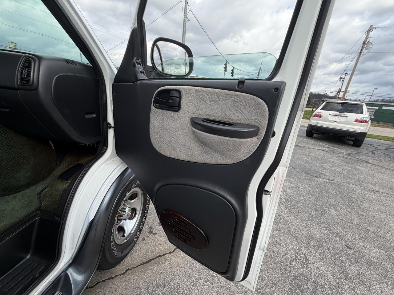 Dodge Ram Van 1500 SWB 2003