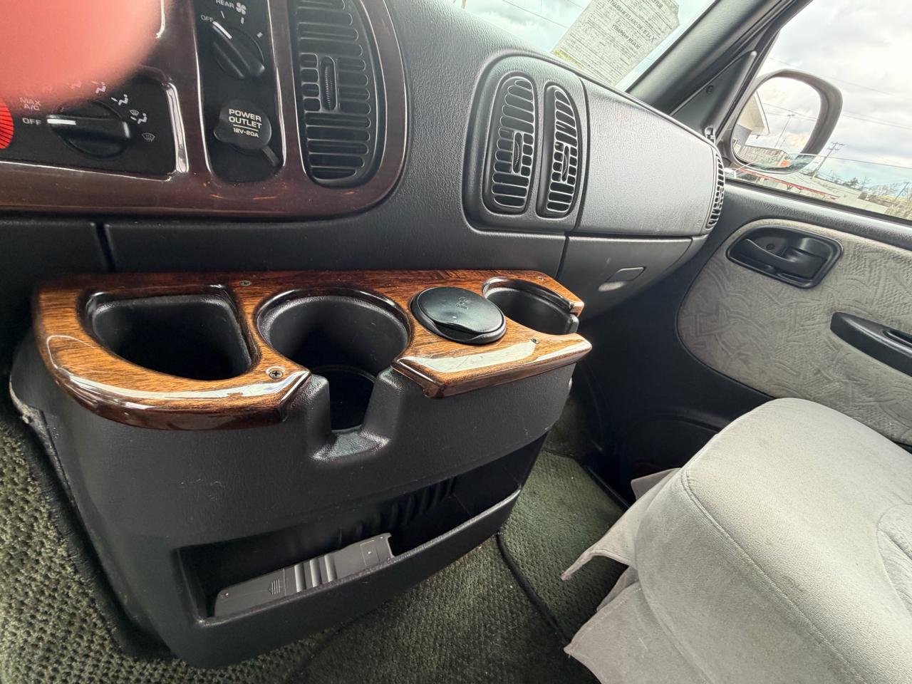 Dodge Ram Van 1500 SWB 2003