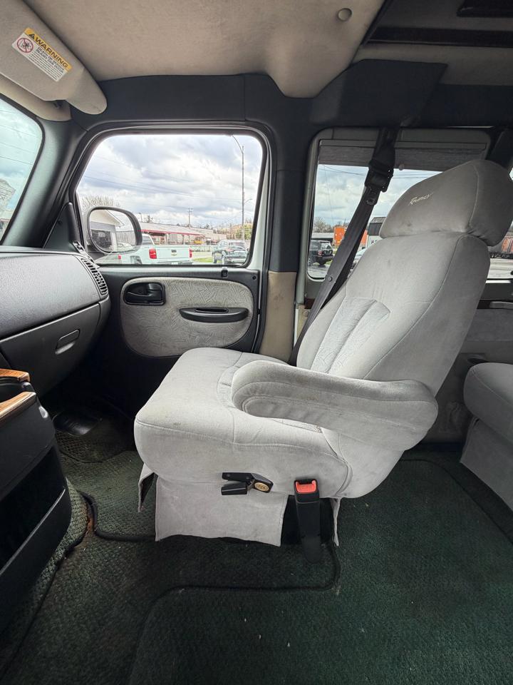 Dodge Ram Van 1500 SWB 2003