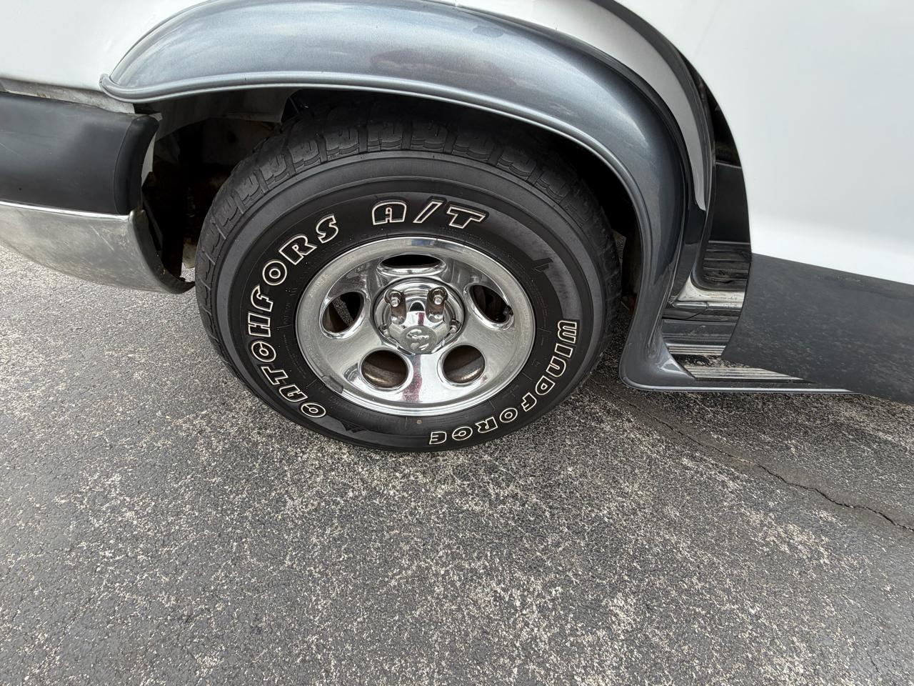 Dodge Ram Van 1500 SWB 2003