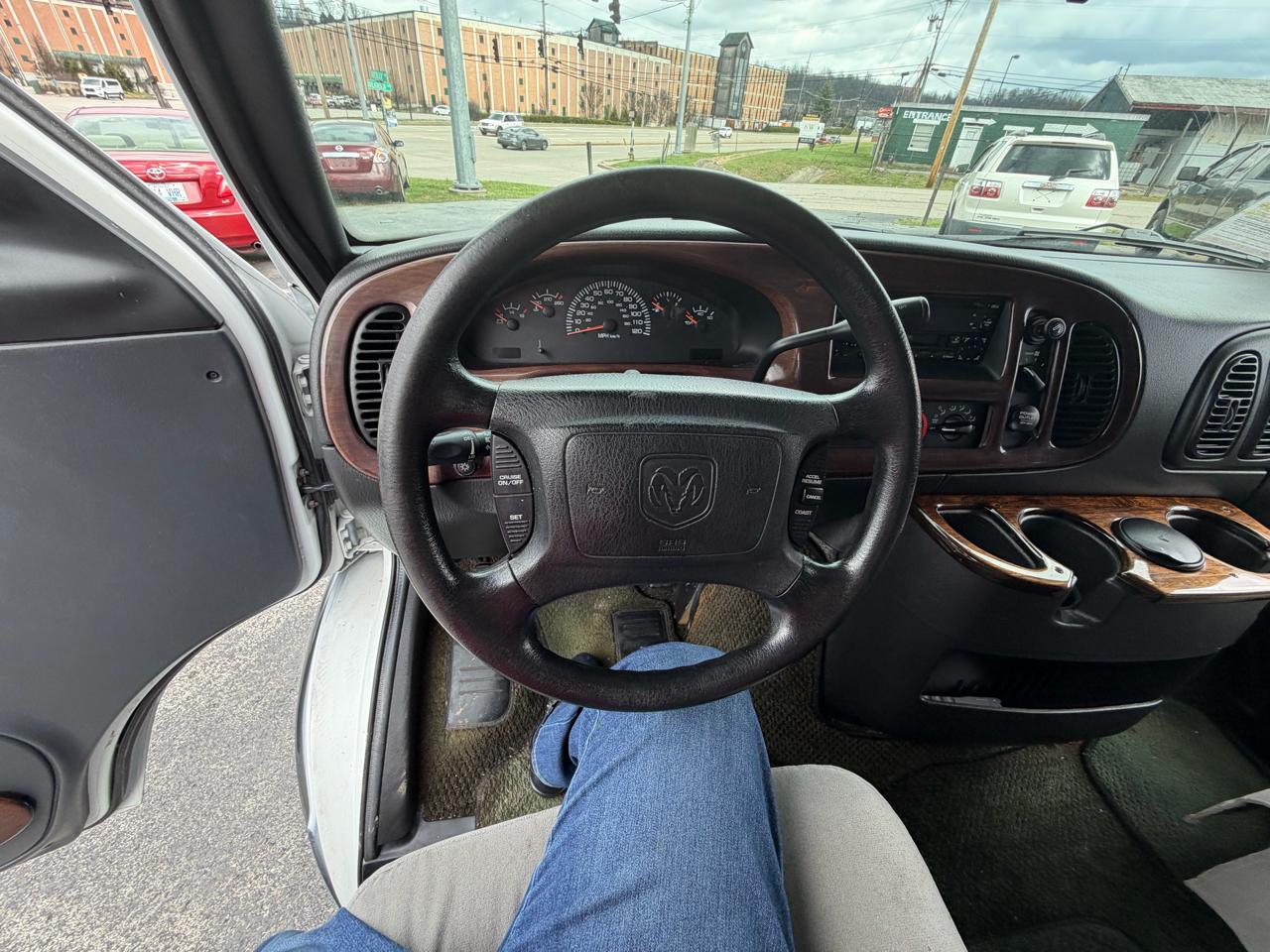 Dodge Ram Van 1500 SWB 2003