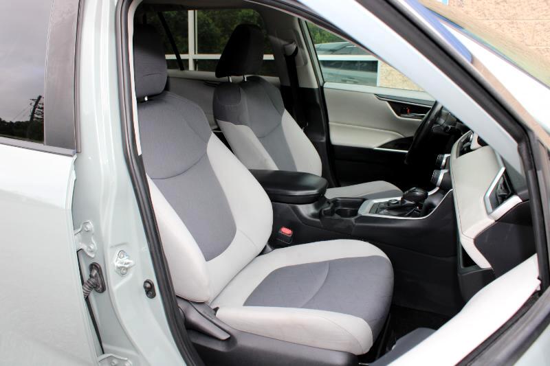 2019 Toyota RAV4 Hybrid XLE photo 6