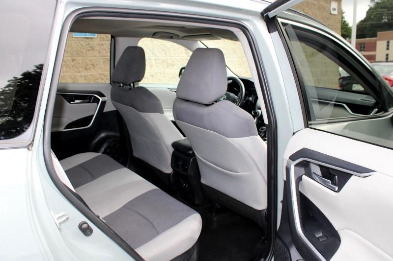 2019 Toyota RAV4 Hybrid XLE photo 11