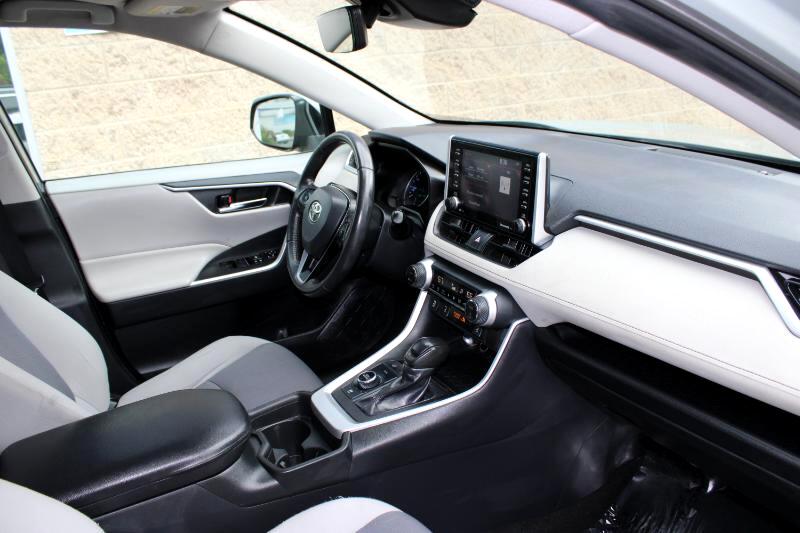 2019 Toyota RAV4 Hybrid XLE photo 16