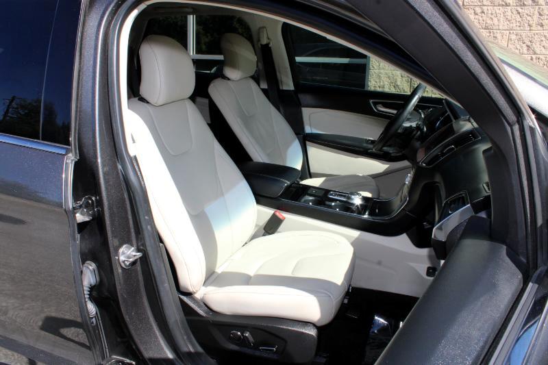 2019 Ford Edge Titanium photo 10