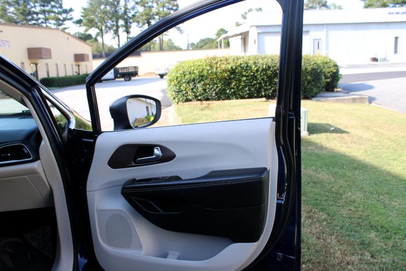 2020 Chrysler Voyager LX photo 20