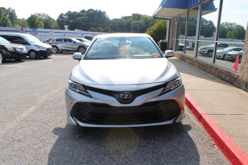 2019 Toyota Camry XLE photo 2