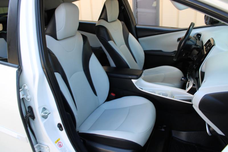 Toyota Prius Three Touring (Natl) 2017