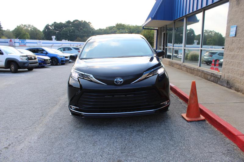 2022 Toyota Sienna XLE photo 2