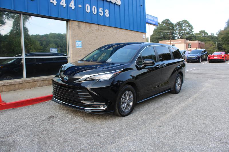2022 Toyota Sienna XLE photo 3